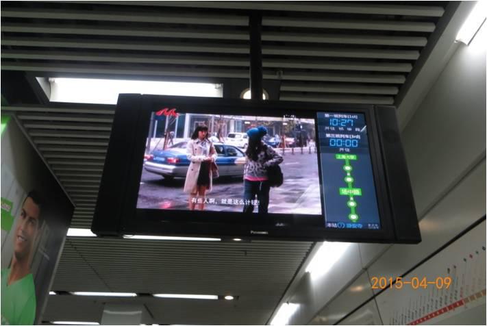 圖2 上海地鐵、高校廣告，學生掃描二維碼-1.jpg